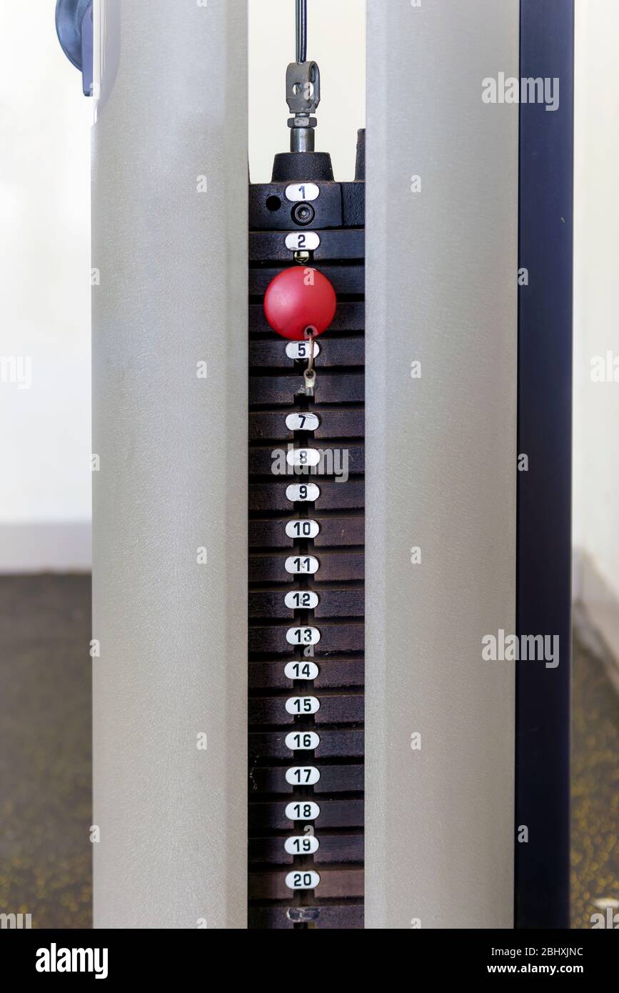 Vue arrière d'une machine à tirer lat dans la salle de fitness Banque D'Images