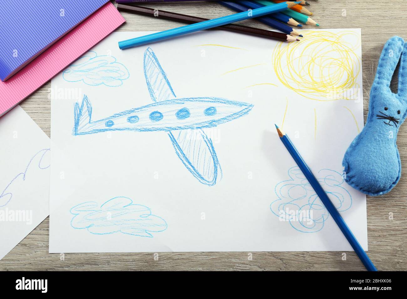 Les enfants dessinant sur une feuille de papier blanche, se rapprochez Banque D'Images