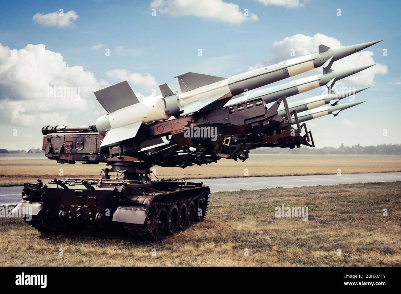 Radom, Mazowieckie / Pologne - 23 août 2015 : lanceur de missiles avec ogives/projectiles - sur la bande de roulement caterpillar. Banque D'Images