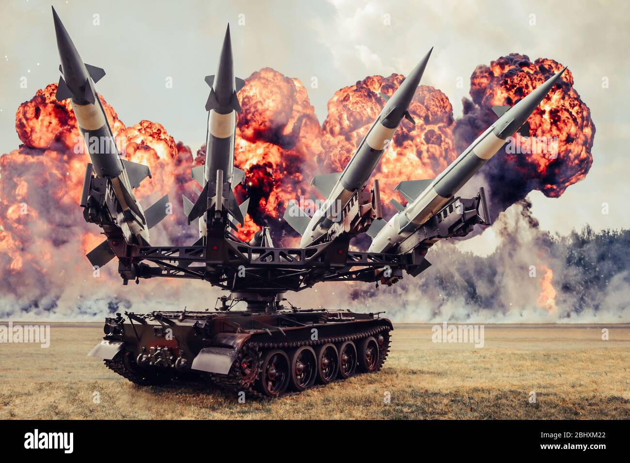 Radom, Mazowieckie / Pologne - 23 août 2015 : lanceur de missiles avec ogives sur la bande de roulement caterpillar, explosions en arrière-plan. Banque D'Images