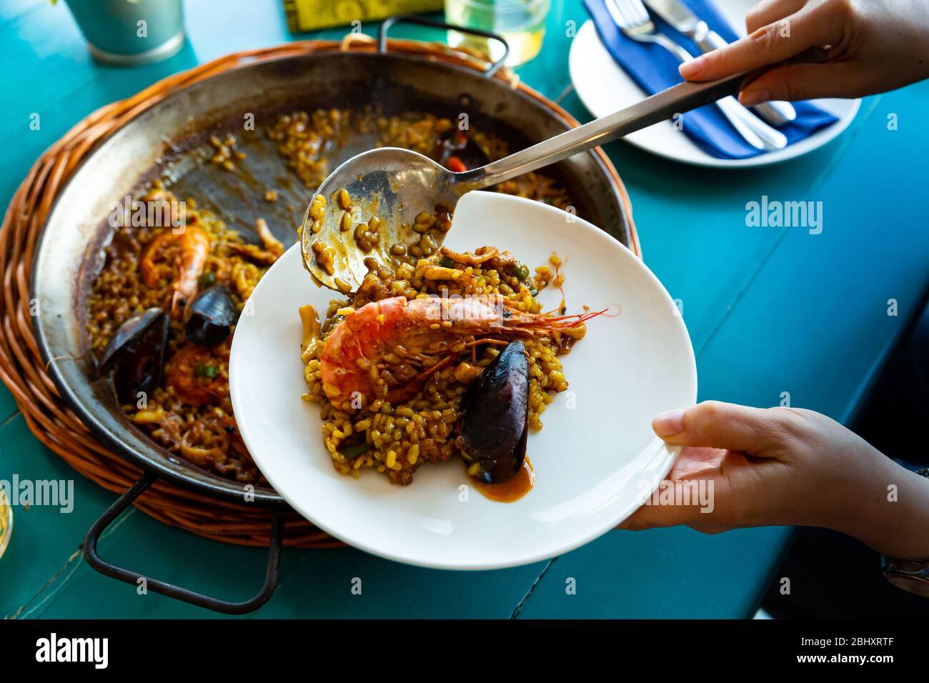 Cuisinez le menu de paella appétissante aux fruits de mer avec des crevettes et des moules Banque D'Images