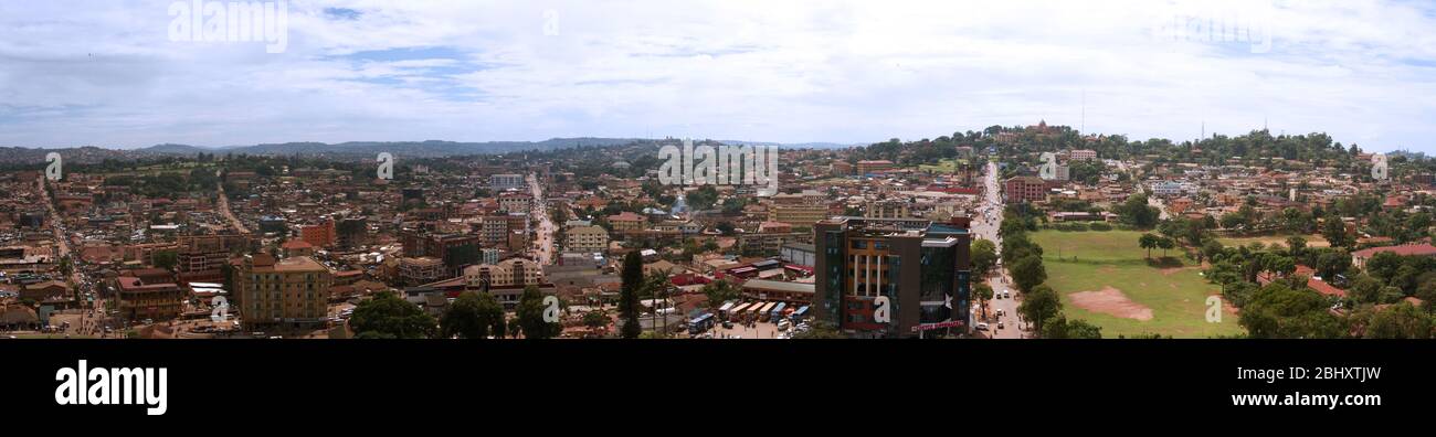 Le minaret de la vieille mosquée de Kampala offre une vue spectaculaire sur le centre-ville tentaculaire et les banlieues de Kampala, la ville capitale de l'Ouganda Banque D'Images