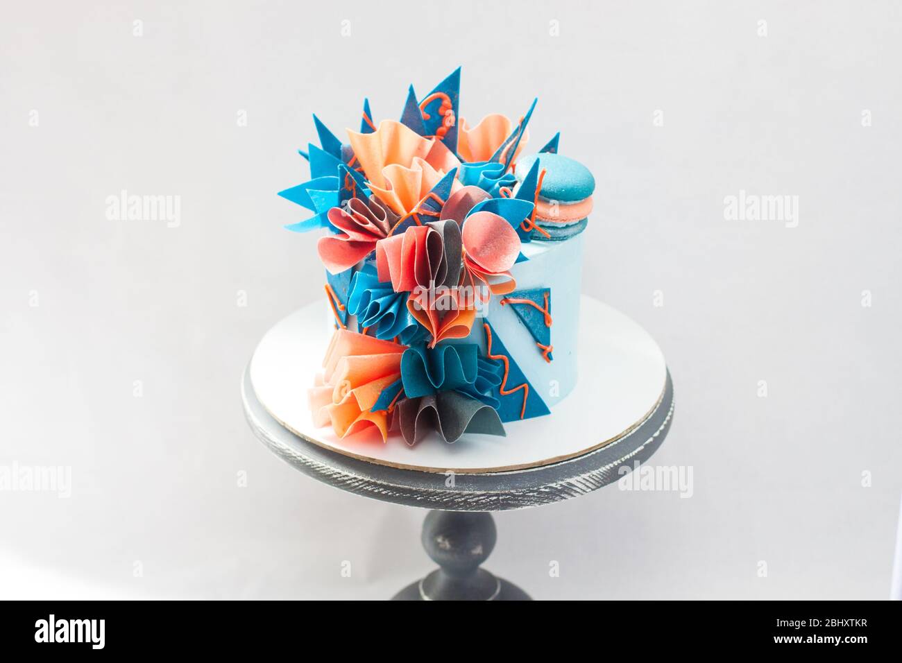 Gateau D Anniversaire Moderne Bleu Et Orange Avec Papier De Wafer Chocolat Et Macarons Fond Uni Espace De Copie Photo Stock Alamy