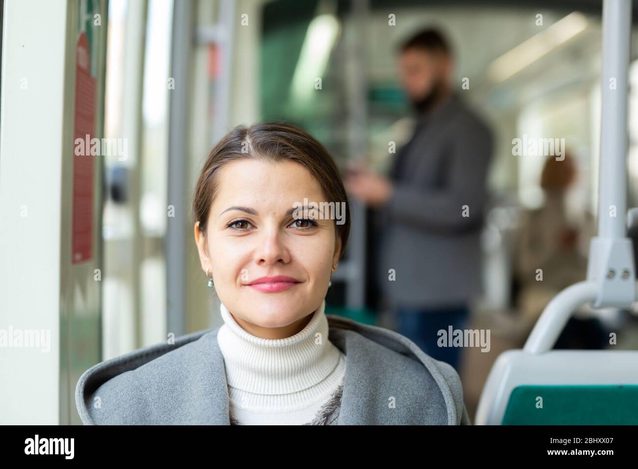 Portrait d'une femme positive voyageant en tramway Banque D'Images