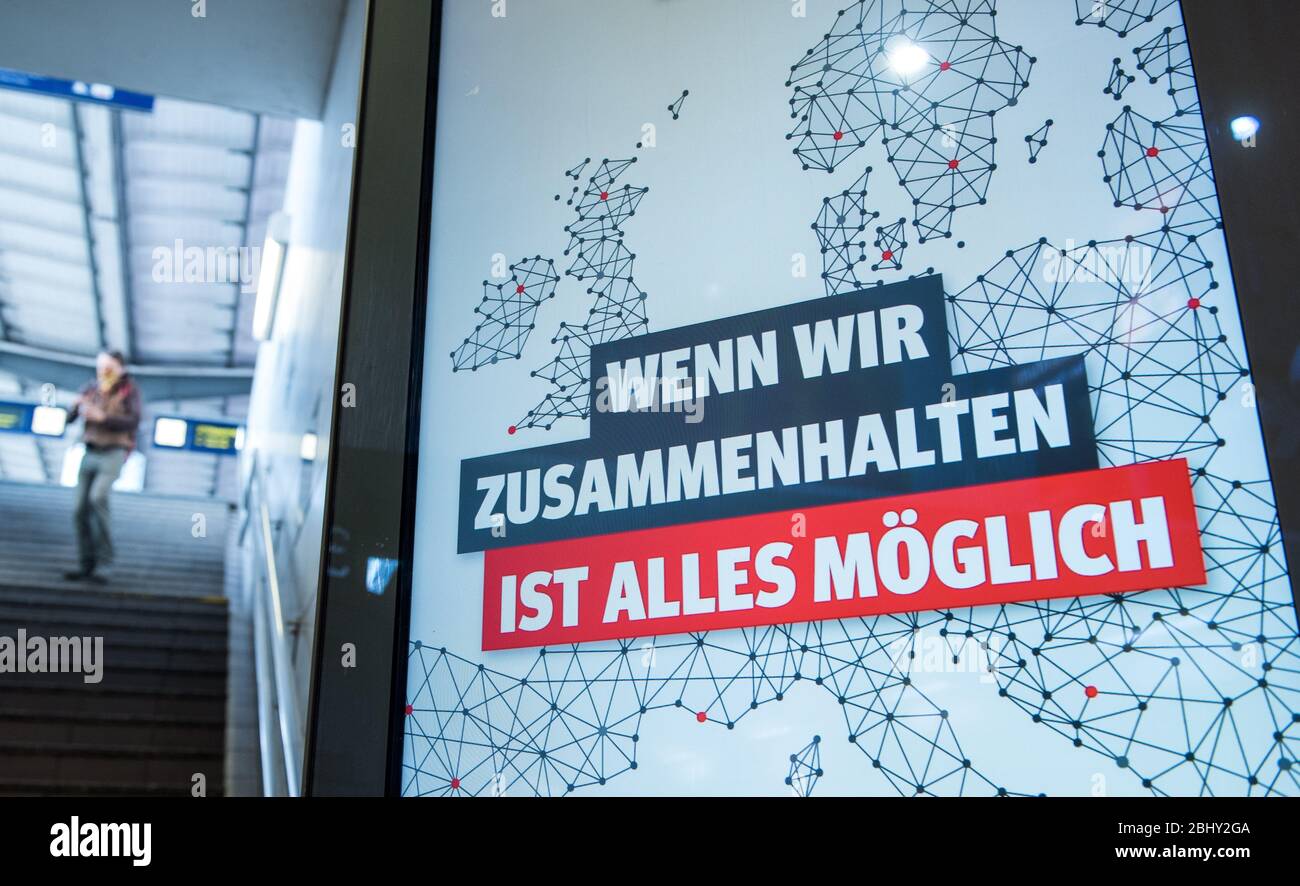 Hambourg, Allemagne. 28 avril 2020. "Si nous nous colons ensemble, tout est possible" est écrit sur un panneau d'affichage à une gare. Crédit: Daniel Bockwoldt/dpa/Alay Live News Banque D'Images