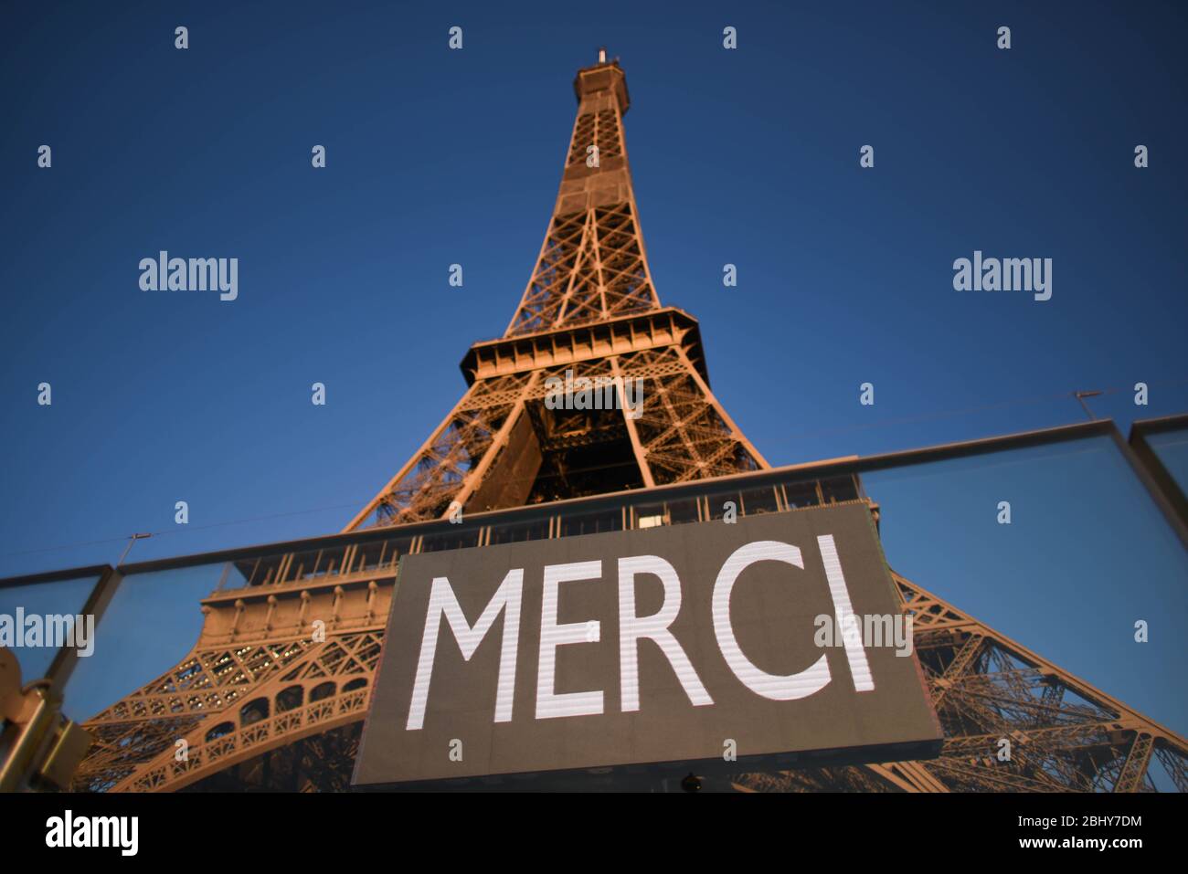 *** STRICTEMENT AUCUNE VENTE AUX MÉDIAS OU ÉDITEURS FRANÇAIS - DROITS RÉSERVÉS ***26 avril 2020 - Paris, France: Un message lié à la crise de Covid-19 sur t Banque D'Images