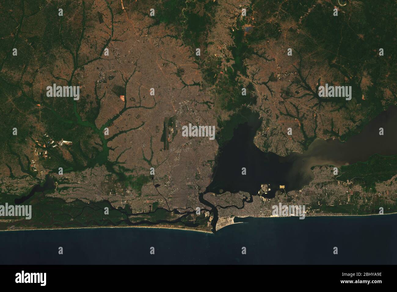 Image satellite haute résolution de Lagos, Nigeria - contient les données sentinelles Copernicus modifiées (2020) Banque D'Images