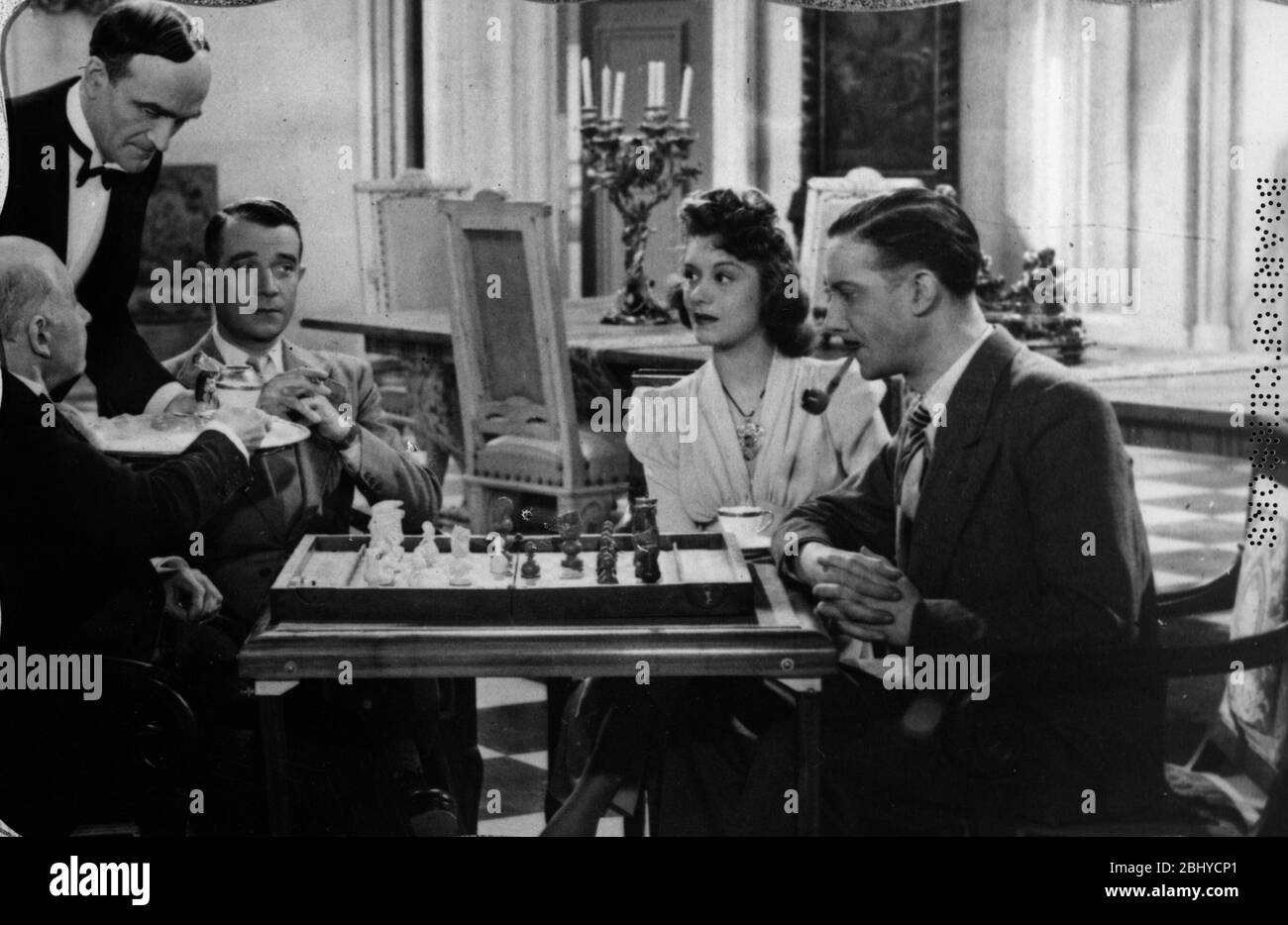 Huit hommes dans un château année : 1942 - France Directeur : Richard Pottier René Dary, Jacqueline Gauthier Banque D'Images