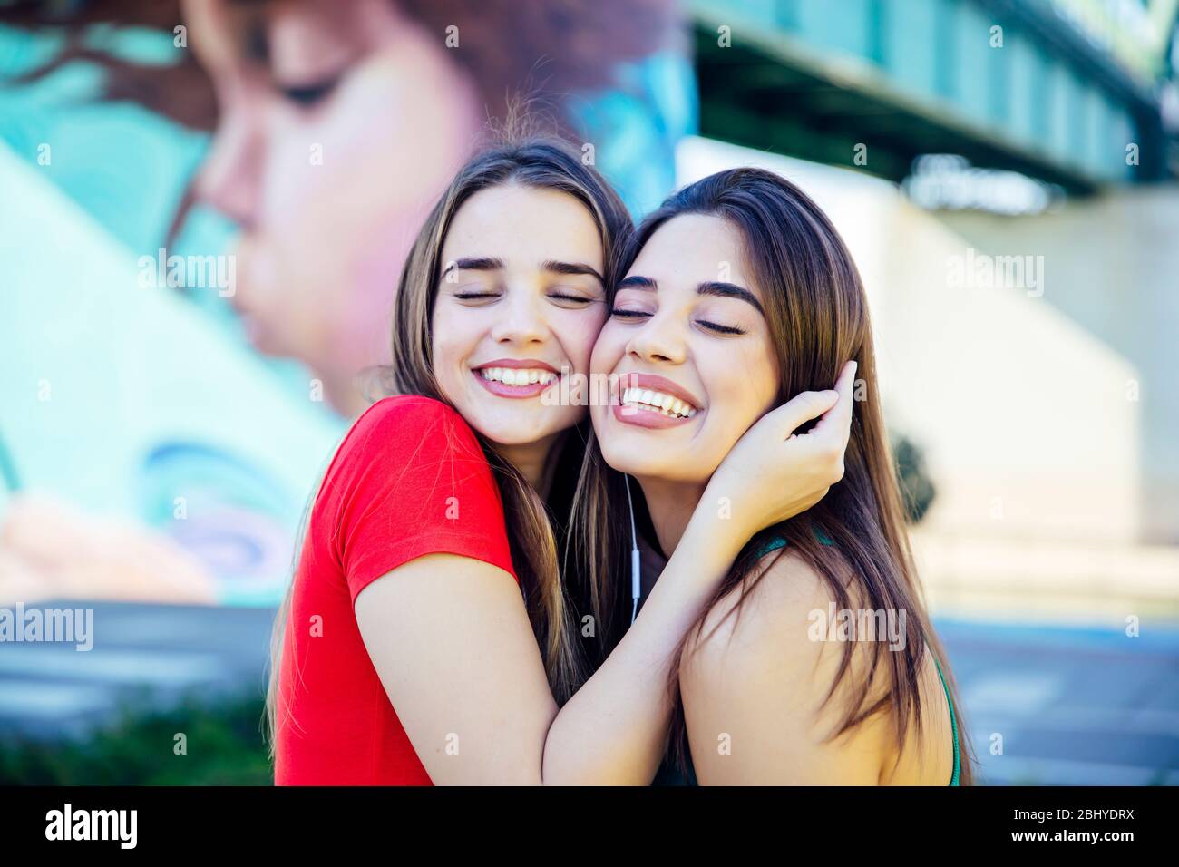 Deux meilleures femmes amis embrassant ensemble à l'extérieur Banque D'Images