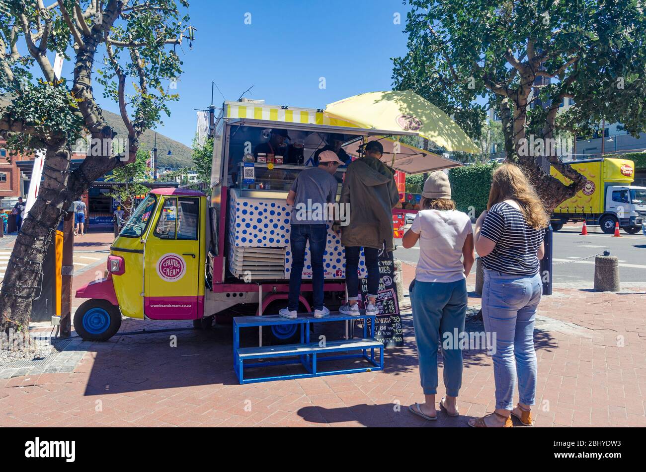 Clients faisant la queue pour prendre des boissons et manger dans un wagon-snack mobile à la miettes et à la crème Victoria et Albert Waterfront Cape Town Afrique du Sud Banque D'Images