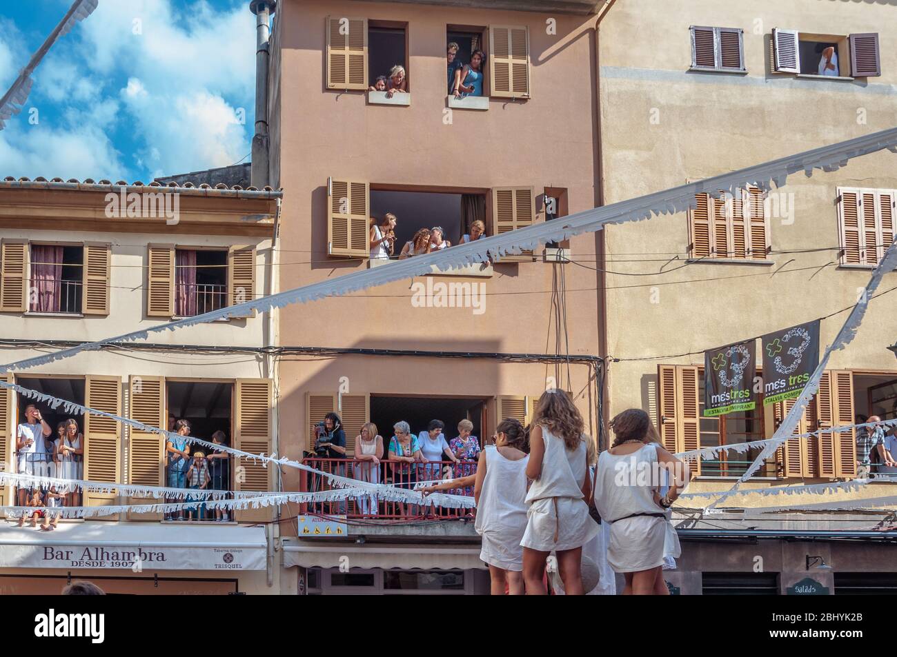 Pollensa, Îles Baléares/Espagne; 08/02/2020: Festivités des Maures et des chrétiens. Célébration dans la rue pleine de personnes profitant de la fête Banque D'Images