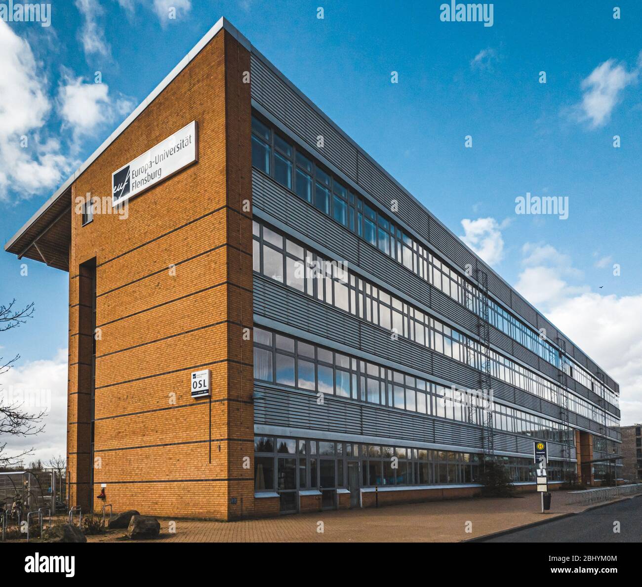 Bâtiment de l'université Europa avec des réflexions dans les fenêtres de Flensburg Banque D'Images