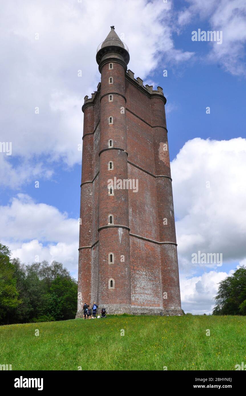 Alfreds Tower, une folie sur le domaine de Stourhead, le bâtiment, triangulaire en forme de brique rouge a été complété en 1772. Stourhead, Wiltshire, U. Banque D'Images