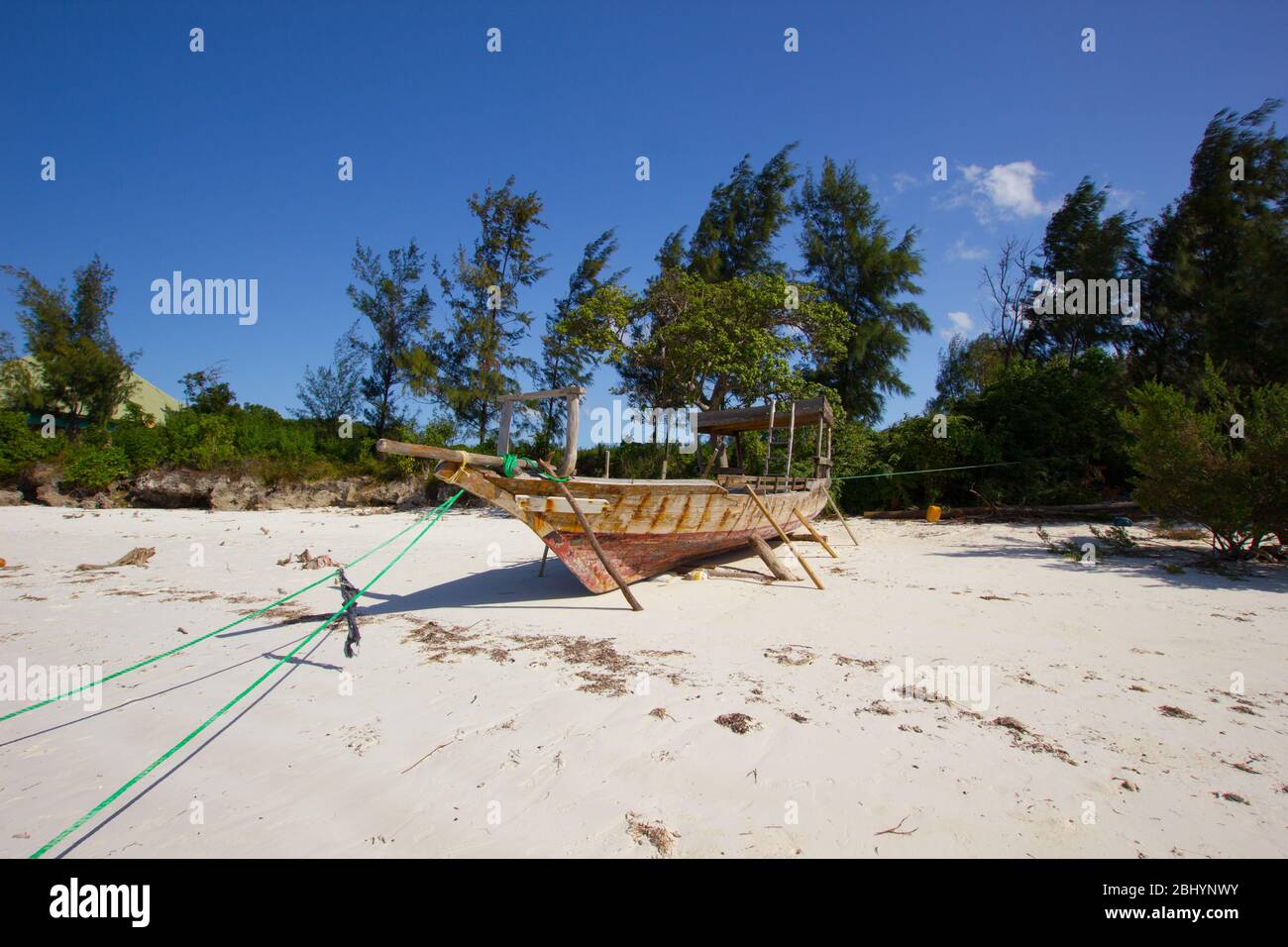 Bateau toronné sur une plage de sable blanc en Afrique Banque D'Images