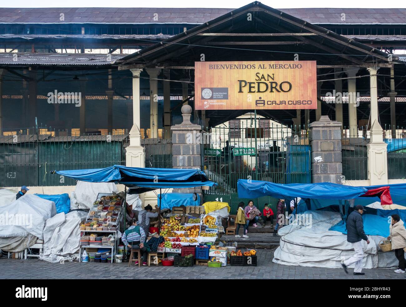 Marché étals vendant des marchandises au marché de San Pedro à Cusco, Pérou Banque D'Images