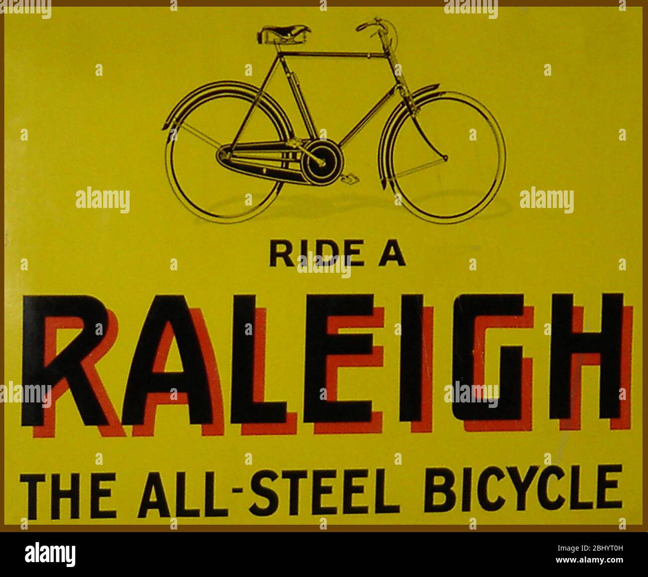 Une publicité pour les premières plaques métalliques pour les bicyclettes Raleigh. Ces derniers étaient autrefois fréquemment observés sur les gares et sur les charmes de Grande-Bretagne. Raleigh est l'une des marques de vélo les plus anciennes et les plus connues au monde. La société a été créée en 1887 à Nottingham, en Angleterre, par Sir Frank Bowden. Raleigh est devenu un leader mondial dans la fabrication de vélos, capable de produire 100 000 cycles par an et a continué à produire des pignons de moyeu 15 000 motos et boîtes de vitesses de moto. Pendant la seconde guerre mondiale, leurs usines ont été transformées en munitions de production. Banque D'Images