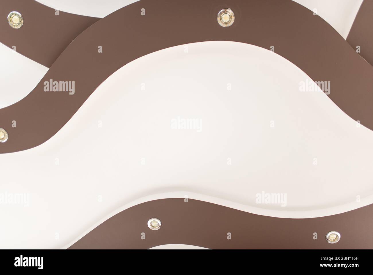 Plafond extensible en couleur marron clair avec lampes. Banque D'Images