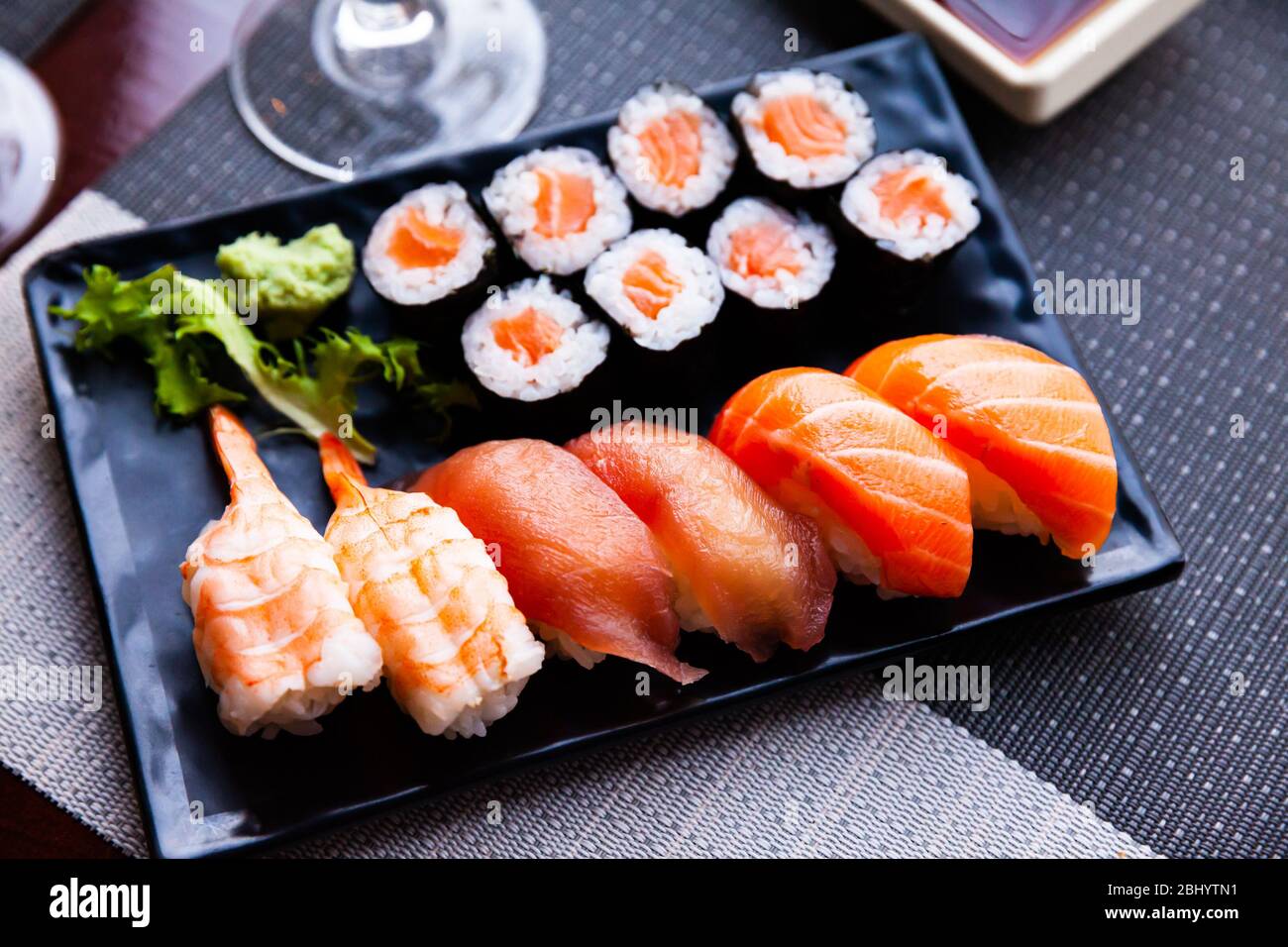 Sushi combiné - saumon maki, nigiri variado en gros plan. Cuisine japonaise Banque D'Images