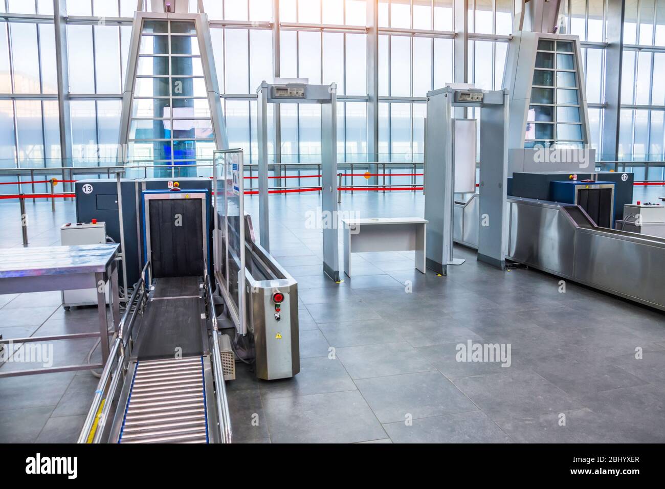 Machine à rayons X pour le contrôle des bagages des passagers avec détecteur de métaux à châssis au comptoir d'enregistrement de l'aéroport Banque D'Images