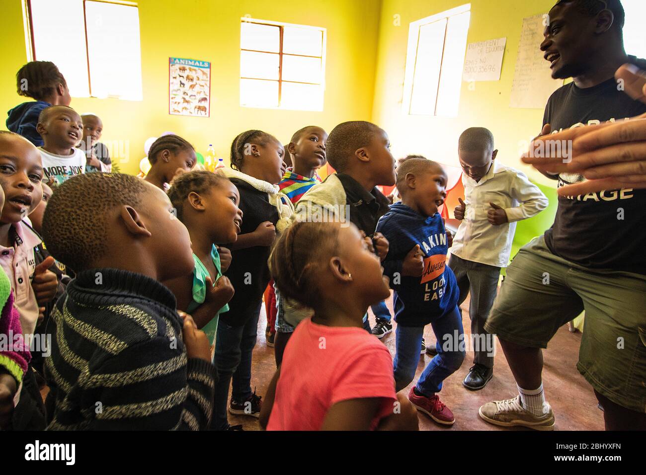 Les volontaires de Global White Lion protection enseignent aux élèves l'importance de la conservation des lions blancs. Réserve de jeu Timbavati, Afrique du Sud Banque D'Images