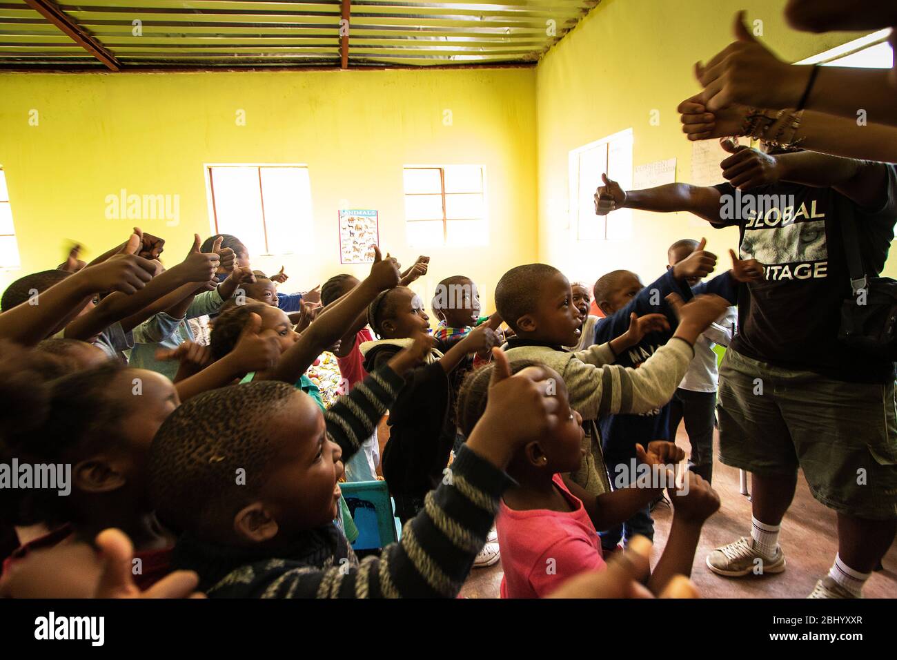 Les volontaires de Global White Lion protection enseignent aux élèves l'importance de la conservation des lions blancs. Réserve de jeu Timbavati, Afrique du Sud Banque D'Images