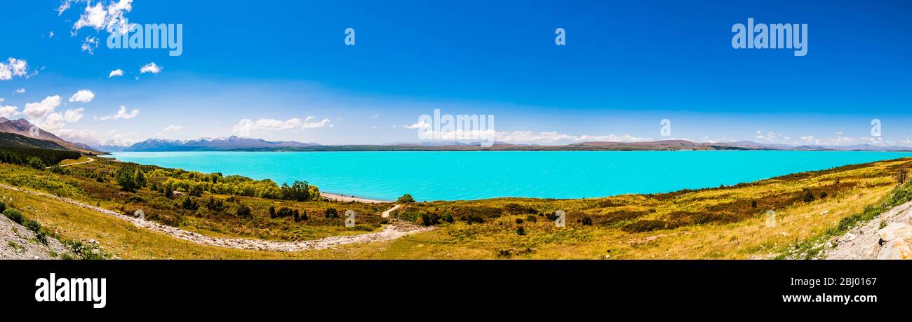Vue panoramique sur les eaux bleues du lac Pukaki, Canterbury, Nouvelle-Zélande Banque D'Images