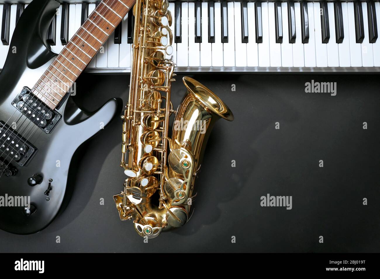 Instruments de musique sur fond noir Banque D'Images