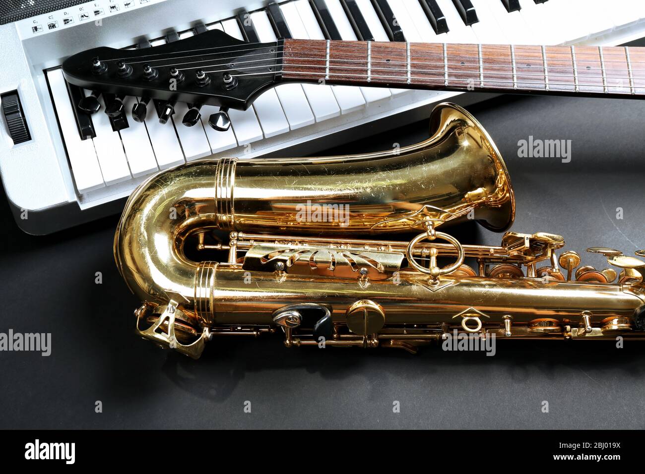 Les instruments de musique sur fond sombre Banque D'Images