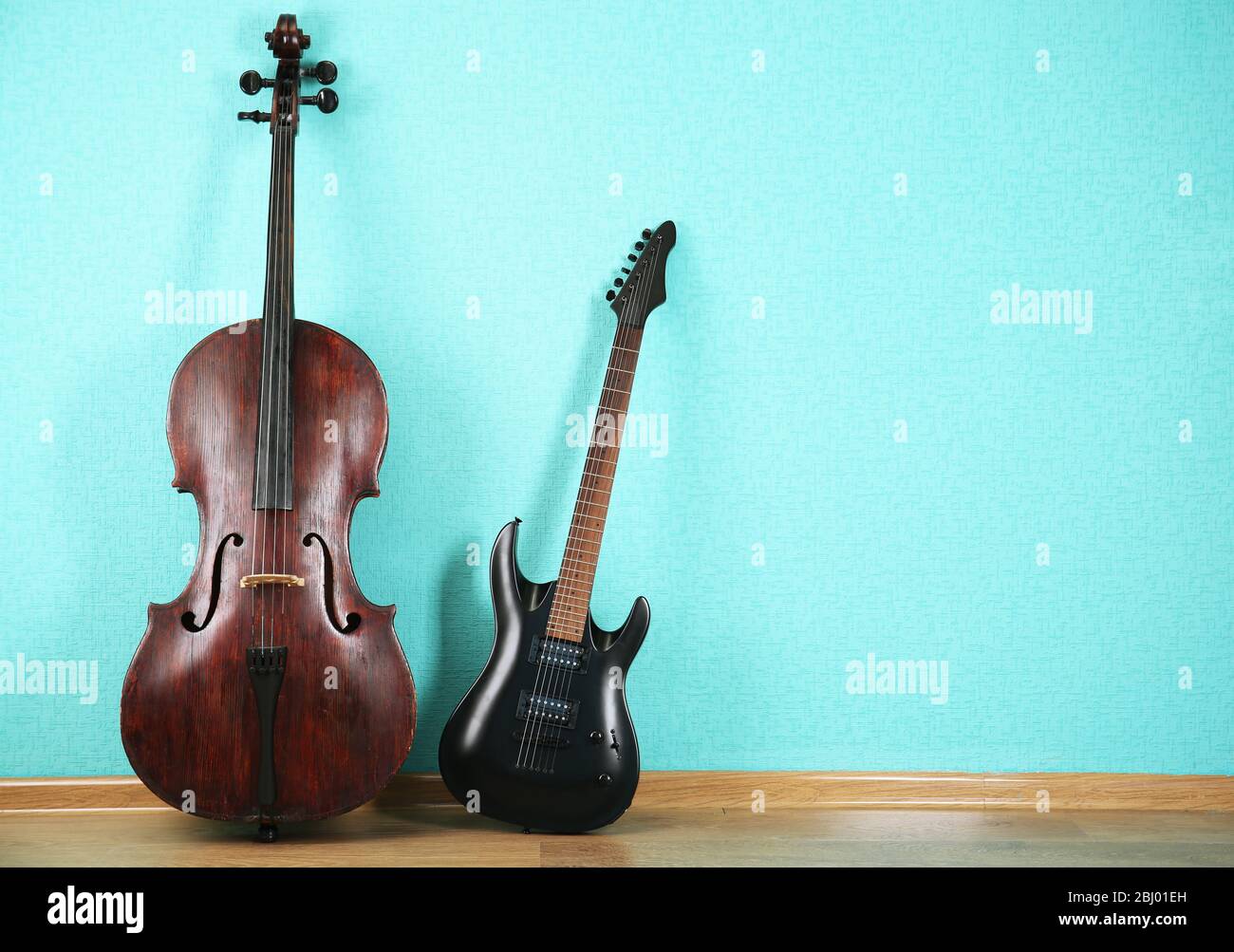 Instruments de musique sur fond de papier peint turquoise Banque D'Images