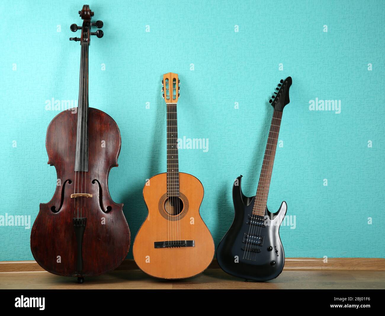 Instruments de musique sur fond de papier peint turquoise Banque D'Images