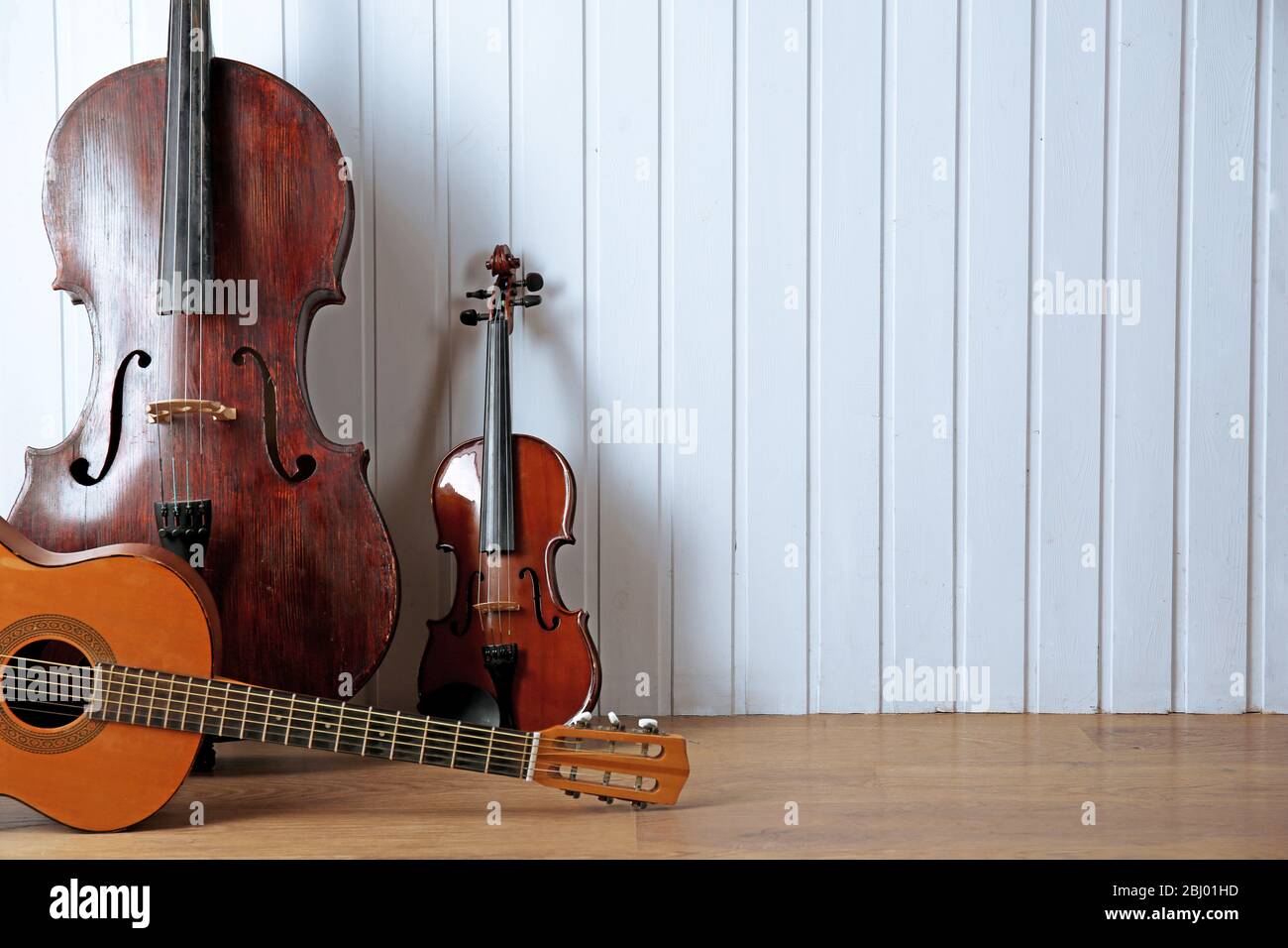 Instruments de musique sur fond de planches en bois Banque D'Images