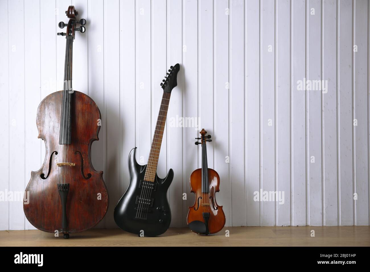 Instruments de musique sur fond de planches en bois Banque D'Images