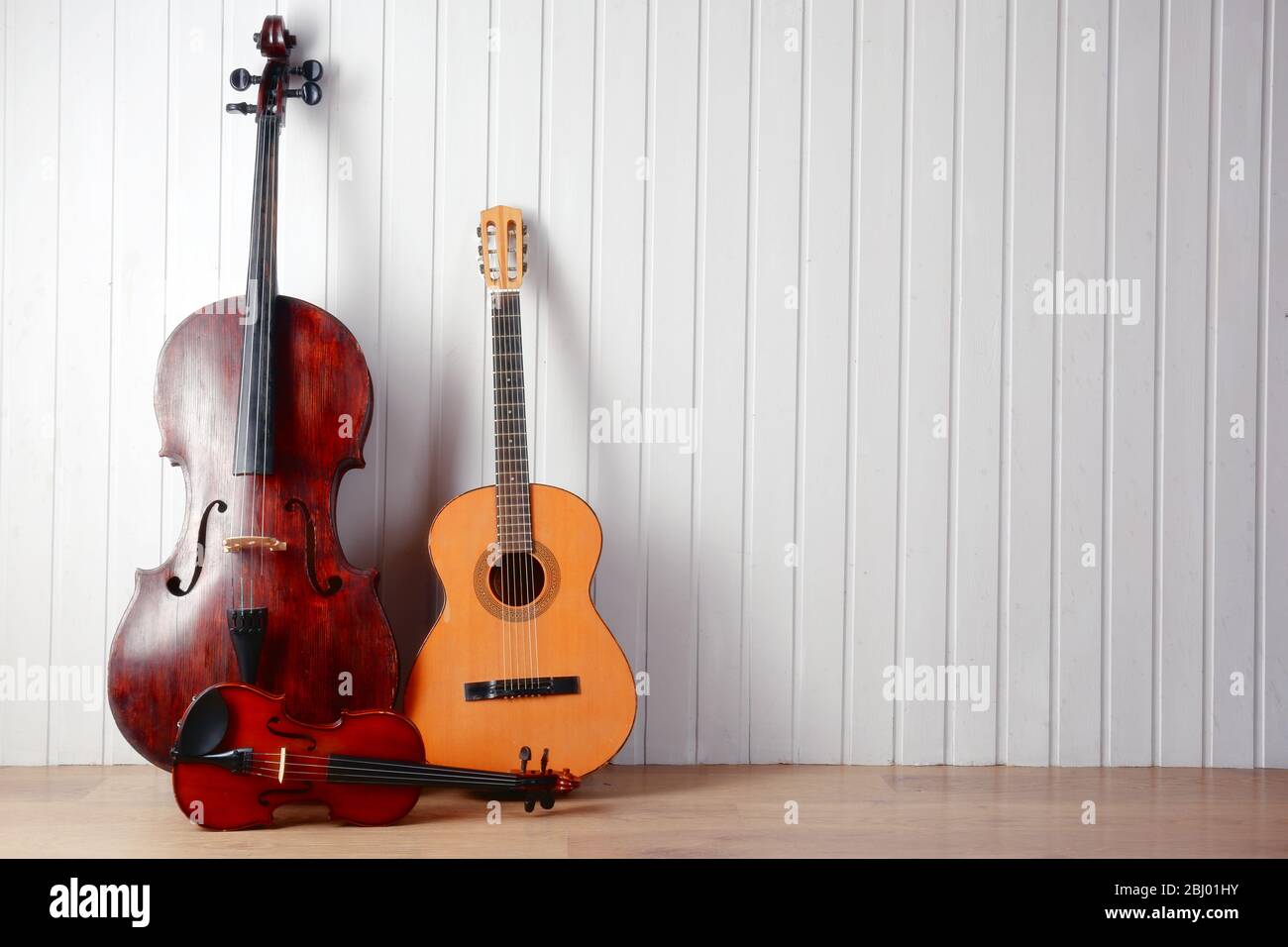 Instruments de musique sur fond de planches en bois Banque D'Images