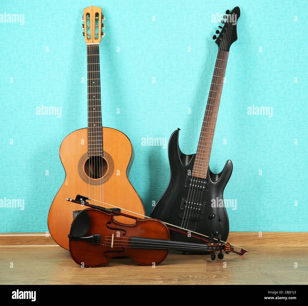 Instruments de musique sur fond de papier peint turquoise Banque D'Images