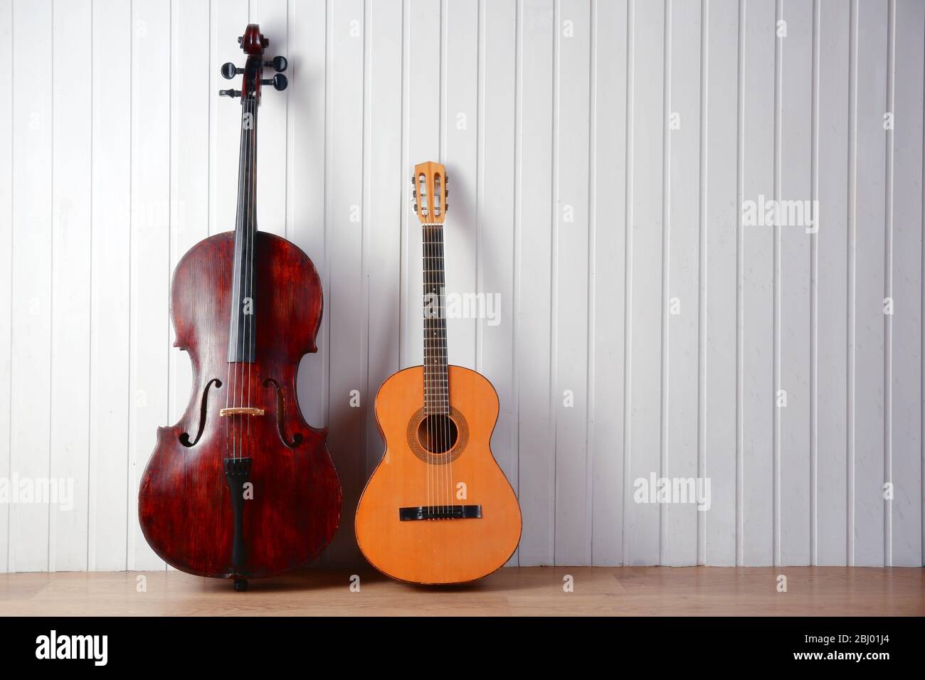 Instruments de musique sur fond de planches en bois Banque D'Images