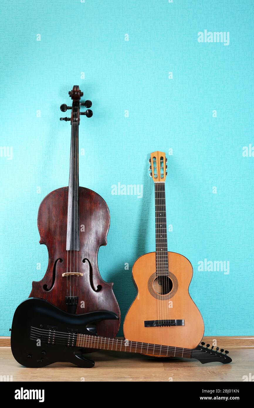 Instruments de musique sur fond de papier peint turquoise Banque D'Images