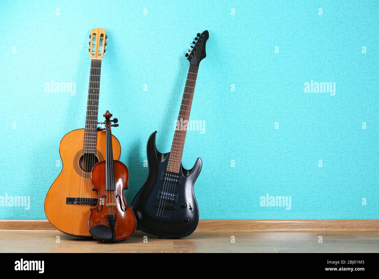 Instruments de musique sur fond de papier peint turquoise Banque D'Images