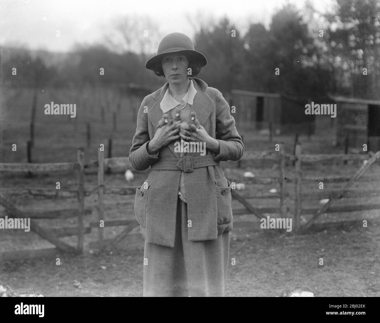Lady Rosabelle Brand avec des conduits sur sa ferme de canards à Littledene près de Lewes , Sussex . Banque D'Images