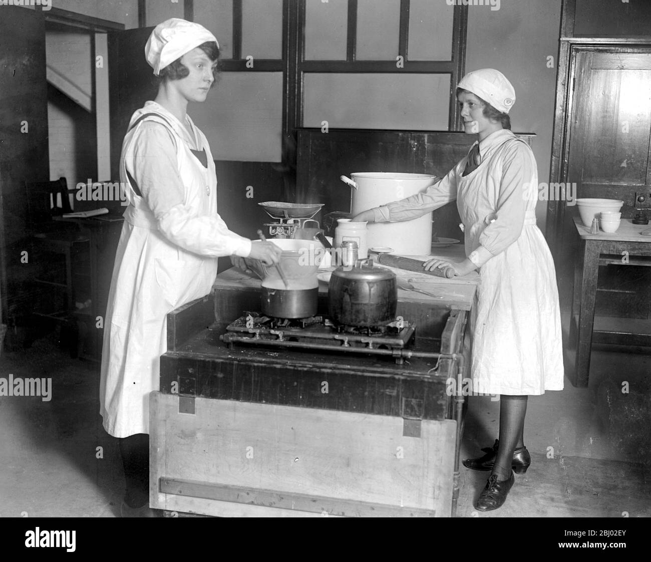 École de continuation de Selfridge. - la classe de cuisine. - 27 février 1920 Banque D'Images