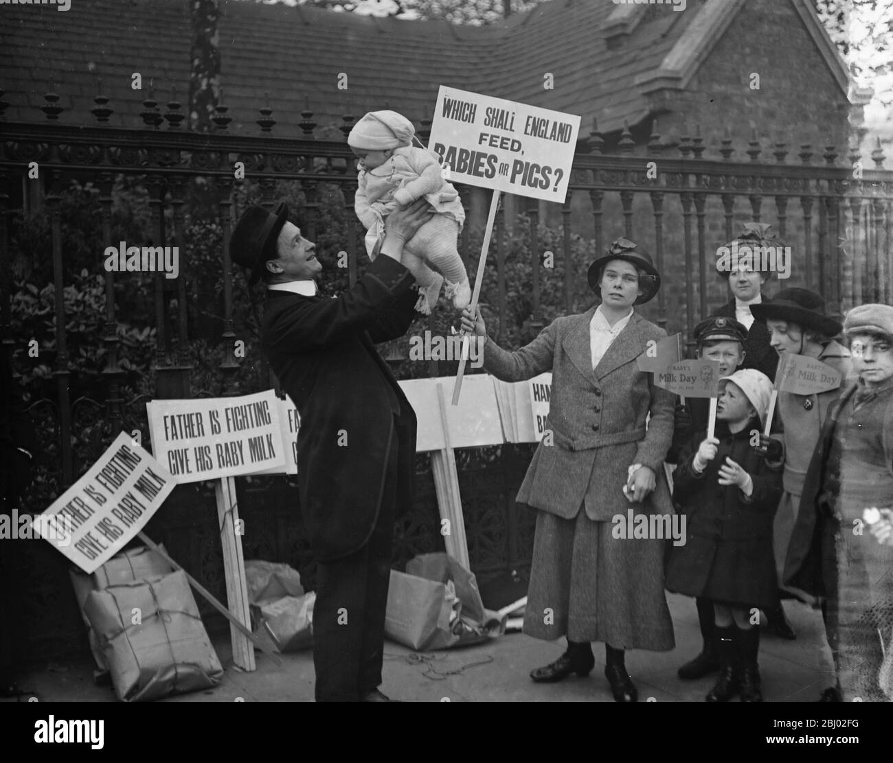 Les mères défilent à Hyde Park pour protester contre le lait de 6 jours - 21 octobre 1916 Banque D'Images