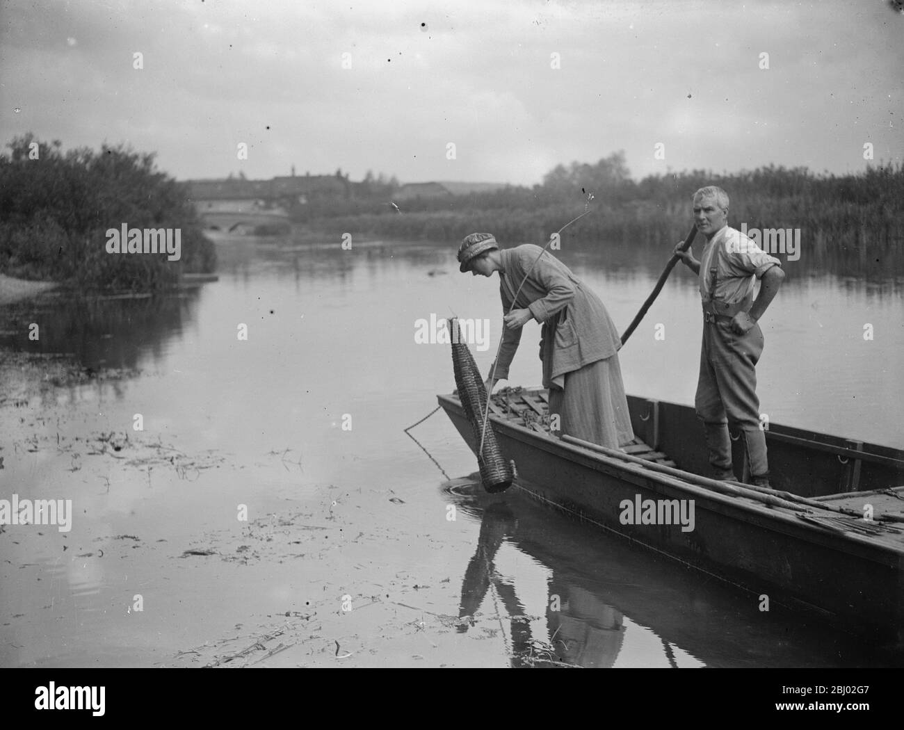 Espionnage de l'anguille sur le Hampshire Avon . - 23 juin 1923 Banque D'Images