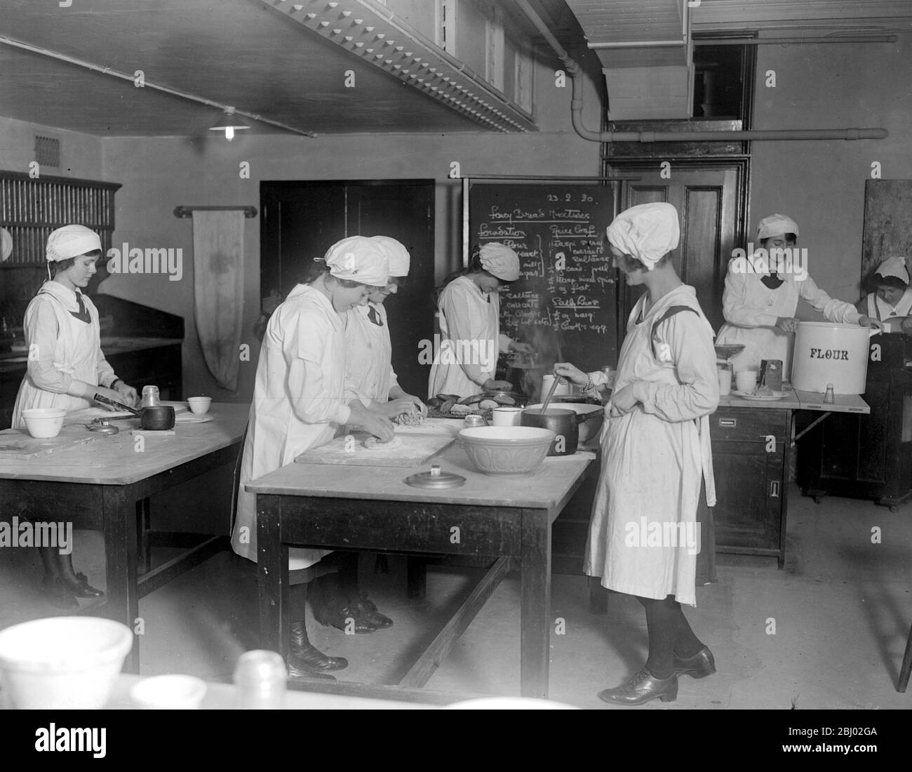École de continuation de Selfridge. - la classe de cuisine. - 27 février 1920 Banque D'Images