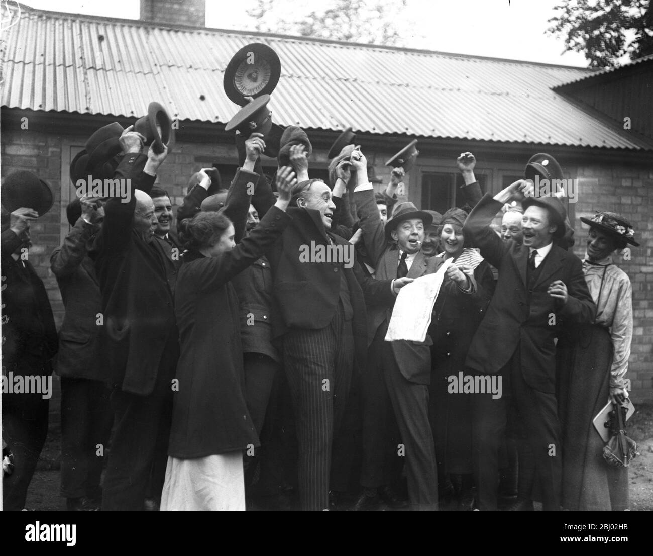 ' tout le monde ' s Business ' , un film d'économie alimentaire . - de gauche à droite ; Mlle Renee Kelly , M. Matheson Lang , M. Norman KcKinnell , Mlle Kate Rorke et M. Gerald du Maurier , en tant que soldat racontant ses expériences . - 1917 - Banque D'Images