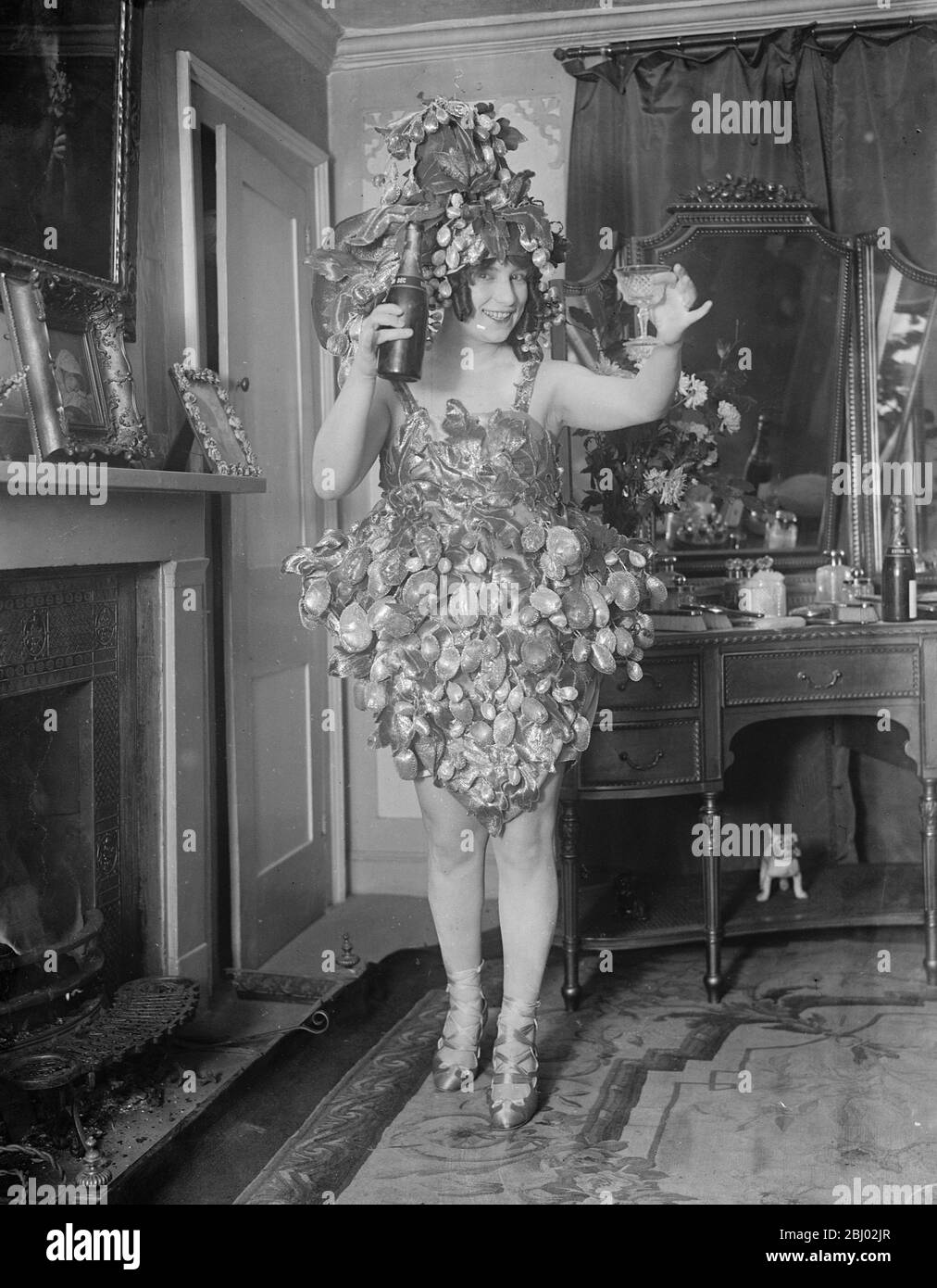La victoire au Albert Hall - Mlle Edmee Dormeuil comme un groupe de raisins - 12 novembre 1919 Banque D'Images