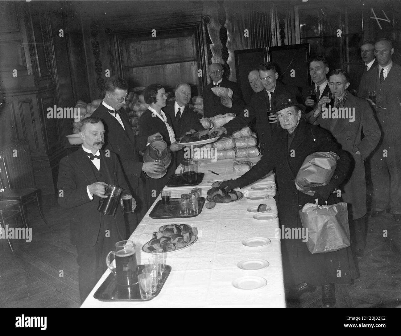 Une coutume de Ash Wednesday City of London . - des petits pains et de la bière piqués servis conformément à l'ancienne coutume après la présence de la Liverymen au service Ash Wednesday à la cathédrale St Paul . - 26 février 1936 Banque D'Images