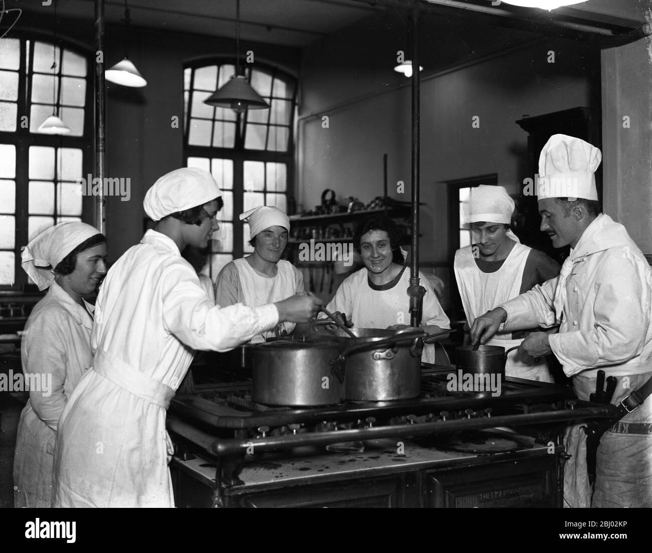 Lady chefs dans la fabrication à l'Institut technique LCC , Vincent Square , Londres . - 22 octobre 1925 Banque D'Images