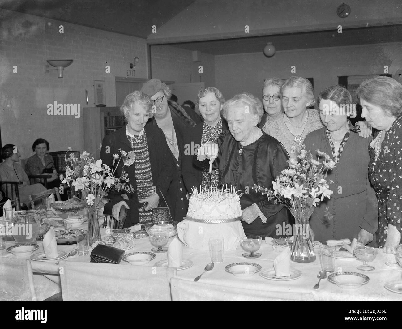 La fête d'anniversaire de l'Institut Farningham Womens . - couper le gâteau . - 1939 . - Banque D'Images