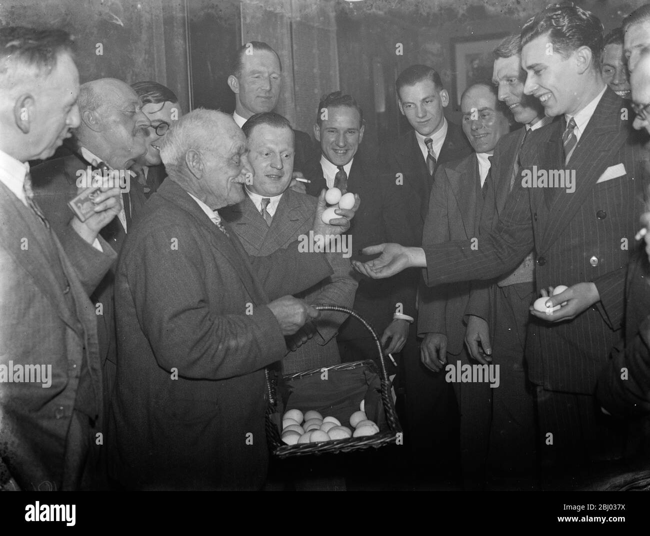 M. Fred Everest distribution des œufs de canards au souper du Farn Cricket Club . - 1939 Banque D'Images