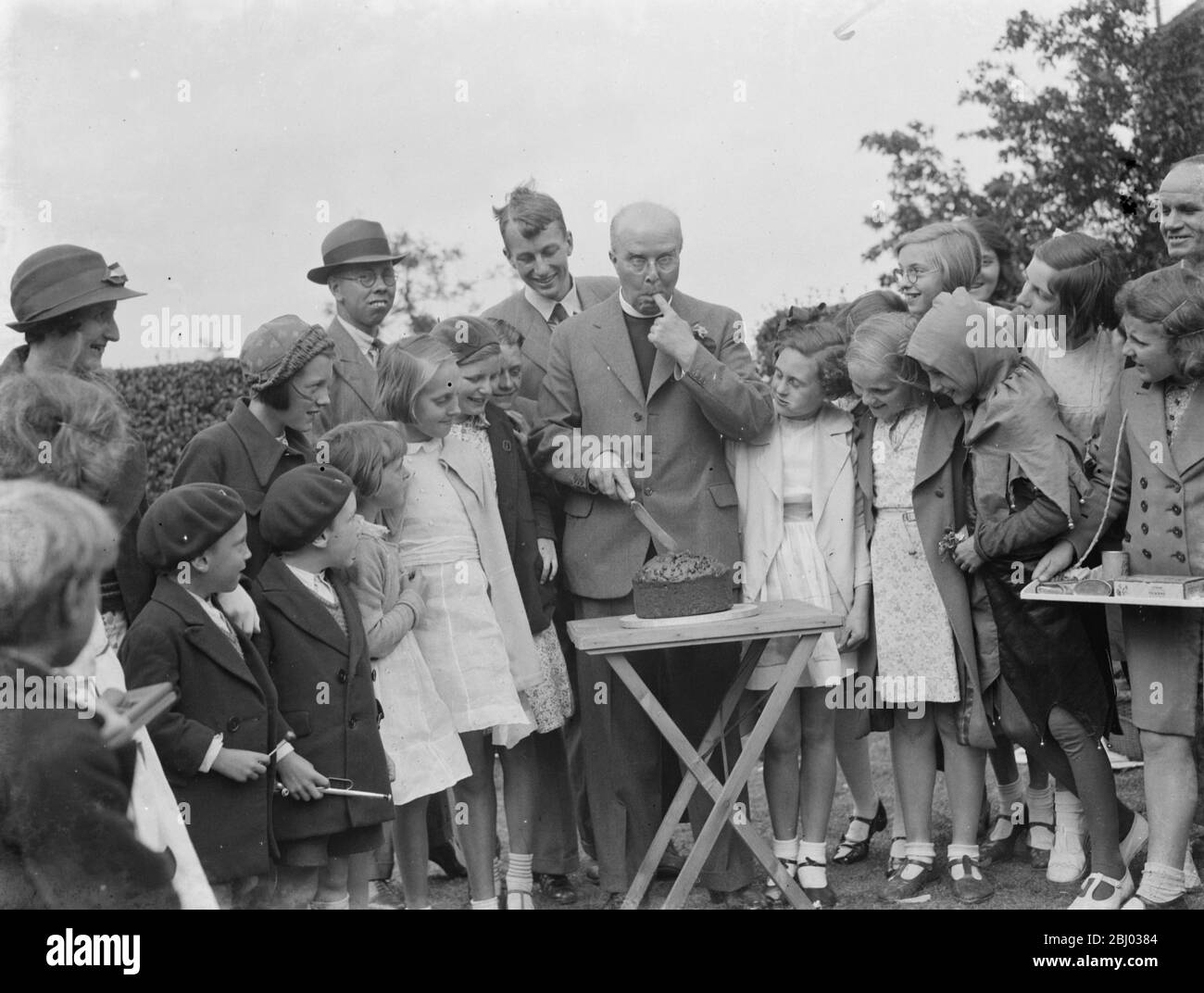 Canon R S Greaves montre un gâteau aux enfants à Chislehurst , Kent . - 1939 Banque D'Images