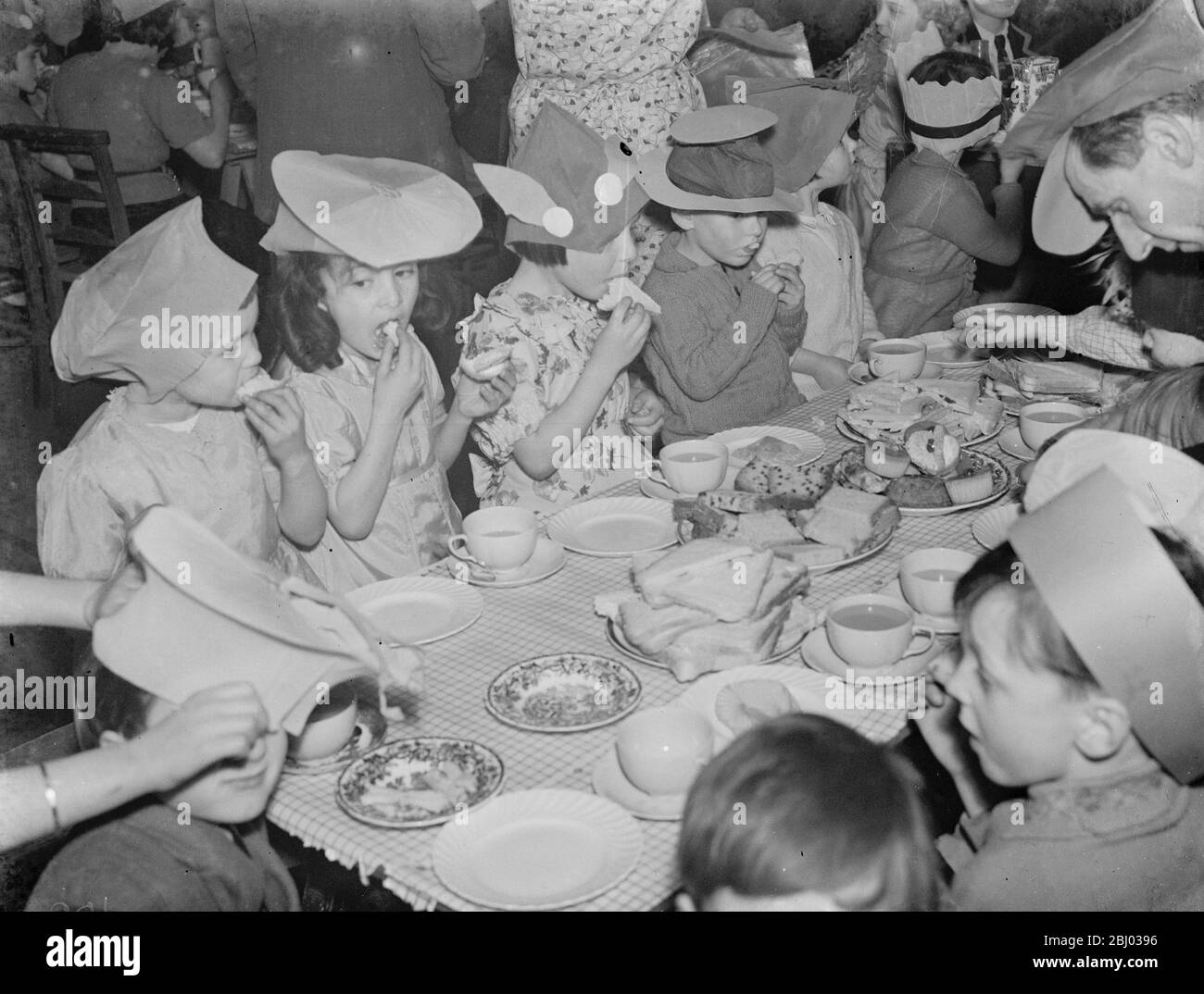 Une fête pour enfants à Mottingham , Kent , qui est tenue par la Légion britannique . - 1939 Banque D'Images